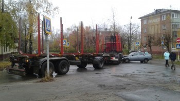 Лесовоз не пропустил ВАЗ 2110 на перекрестке Кутузова - Лермонтова в Коряжме: обе машины повреждены (ФОТО) 