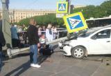 Автомобиль врезался в толпу пешеходов в Петербурге (видео)