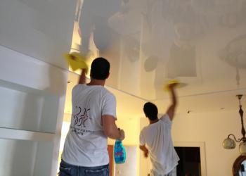 Как мыть натяжные потолки: советы профессионалов