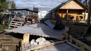 В Котласе шторм серьезно повредил два дома