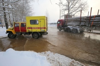 Причиной потопа на дороге в Коряжме стал прорыв водопровода