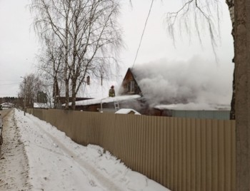 Частный дом сгорел сегодня утром в Коряжме