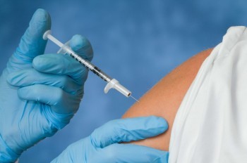 Антиковидная вакцина для подростков официально зарегистрирована в России