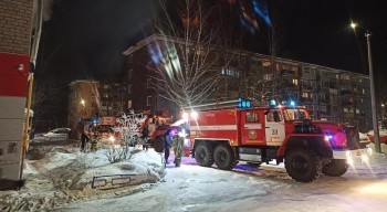 Крупный пожар тушили в жилом доме на Кирова в Коряжме