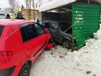 В Вычегодском в крупной аварии поучаствовали три машины и автобусная остановка (ФОТО)
