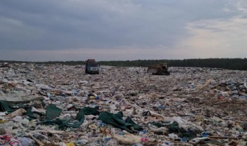 Скандал в зловонном семействе: мусоровозы не пропустили на свалку в Коряжме