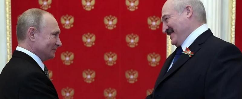«Батька» Лукашенко заявил, что Путин победил все коронавирусы в мире