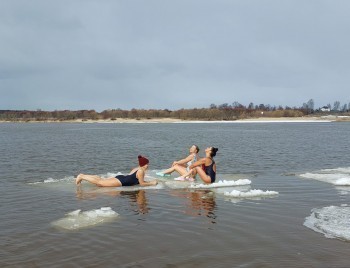 Жители Коряжмы устроили заплыв на льдинах по Вычегде