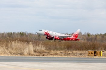 Самолет, названный в честь Вельска, приземлился в архангельском аэропорту