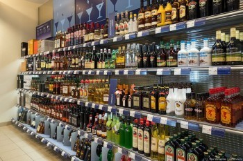 Более 900 бутылок с алкоголем пришлось изъять полицейским из дачного магазина в Коряжме