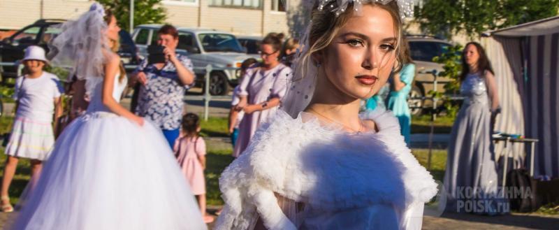 Дефиле свадебных платьев стало «изюминкой» праздника в Котласе