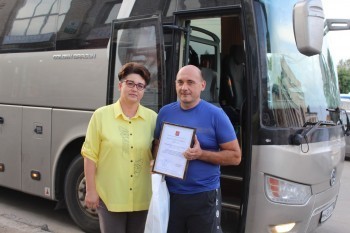 Водитель автобуса, спасший жизнь пассажиров во время аварии на мосту, получил заслуженную награду