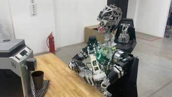В России на работу официально устроили человекоподобного робота