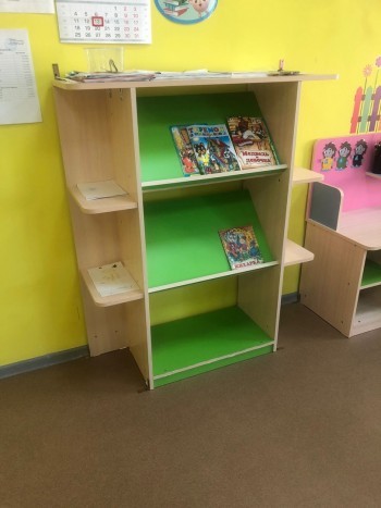 В одном из детских садов Поморья на ребенка упал книжный шкаф
