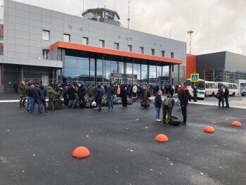 Проводы в аэропорту: мобилизованных жителей Поморья начали отправлять в Калининград