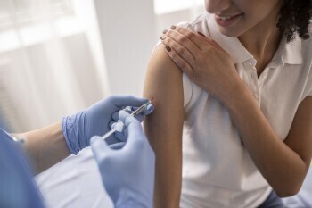 Жителей Коряжмы приглашают пройти вакцинацию от гриппа и ковида