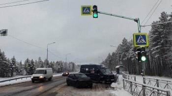 Две крупных аварии с участием легковушек, грузовика и автобуса произошли сегодня на трассе М-8 в Поморье