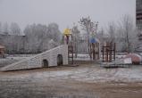 В Александровском парке Коряжмы начали устанавливать новый детский городок