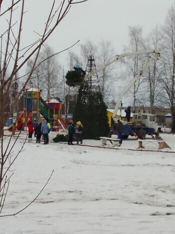 В Александровском парке Коряжмы начали устанавливать новогоднюю елку