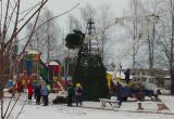 В Александровском парке Коряжмы начали устанавливать новогоднюю елку