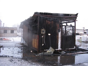 В Коряжме сегодня утром сгорела деревянная сторожка