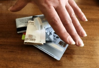В Коряжме подросток украл деньги с банковской карты своей бабушки