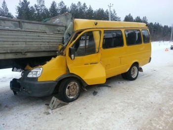 В Архангельской области водитель пассажирской "Газели" врезался в прицеп грузовика