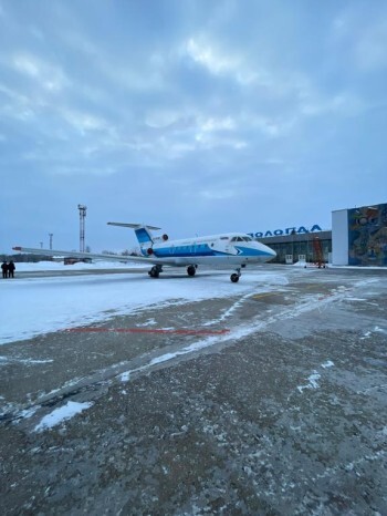 Самолет, летевший из Петербурга в Котлас, совершил вынужденную посадку из-за трещины в стекле