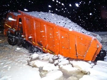 В Архангельской области КамАЗ с углем провалился под лед