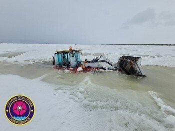 В Белом море утонул трактор