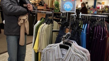 Житель Поморья пытался украсть два женских свитера, надев их на себя