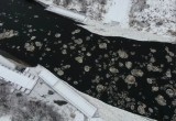 Мост за 20 миллионов рублей в Архангельской области снесло первым льдом
