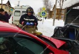 В Вычегодском в крупной аварии поучаствовали три машины и автобусная остановка (ФОТО)