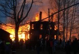 В Котласе на Набережной в эти минуты горит двухэтажный деревянный дом