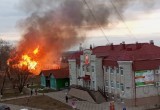 В Котласе на Набережной в эти минуты горит двухэтажный деревянный дом