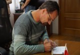 В Коряжме вручили первые российские паспорта беженцам из Украины
