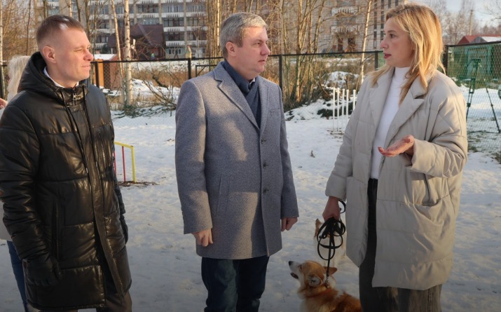 В Архангельске открылась новая площадка для дрессировки собак: жители Соломбалы обрели долгожданное пространство для тренировок