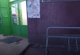 Ржавые урны и обвалившийся фасад: в Архангельске выбирают самый грязный магазин