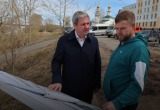 Архангельская набережная обновится к концу лета: плитка, качели и спуск к реке — без вырубки деревьев